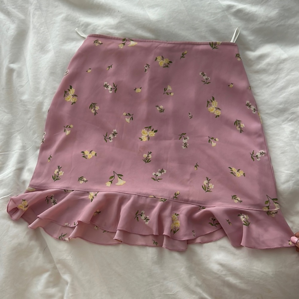 Aritzia Sunday’s Best, pink floral silk mini skirt. Size 4. Gorgeous for spring